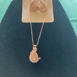 Elegant Gold and Cream Jewelry Set